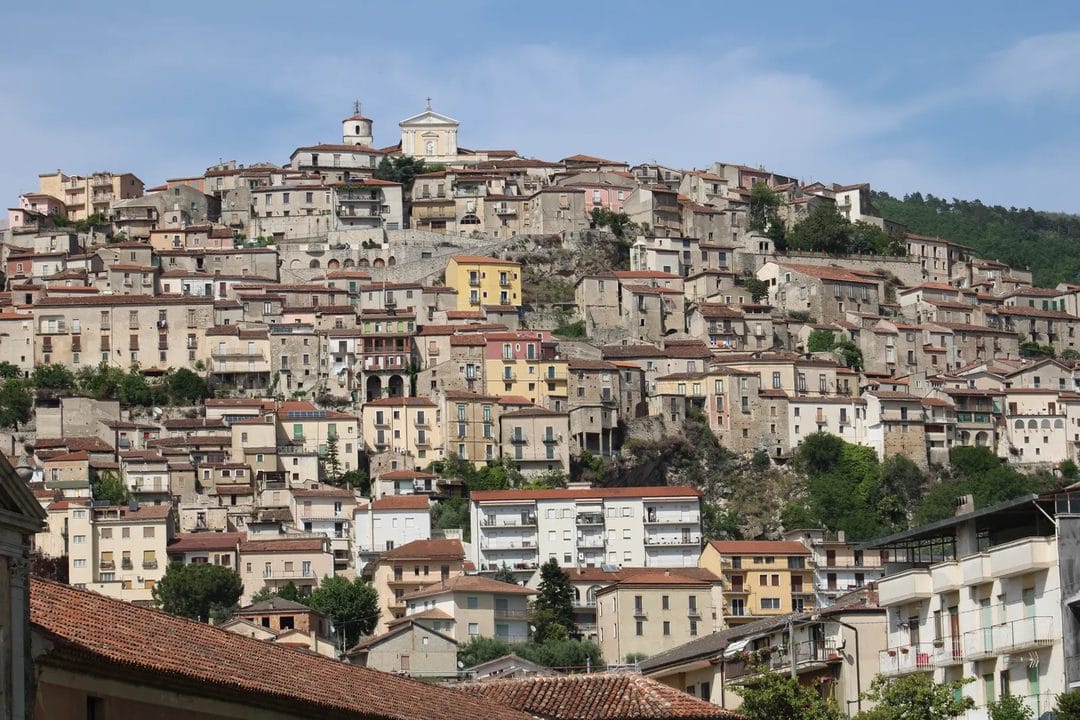 Comprare casa in un piccolo borgo nel 2026: prezzi, bandi comunali e cosa verificare prima di firmare