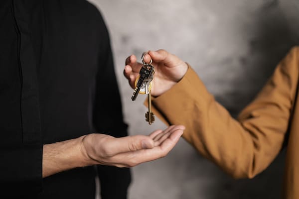 Quanto costa davvero comprare casa: imposte, notaio e agenzia oltre il prezzo