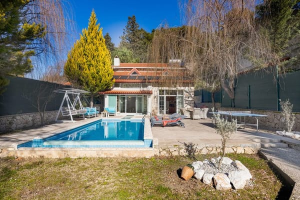 Piscina in giardino: permessi, costi e quanto aumenta davvero il valore di casa