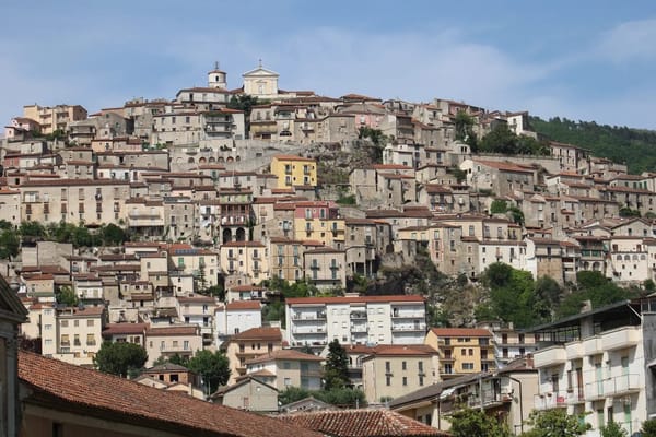 Comprare casa in un piccolo borgo nel 2026: prezzi, bandi comunali e cosa verificare prima di firmare